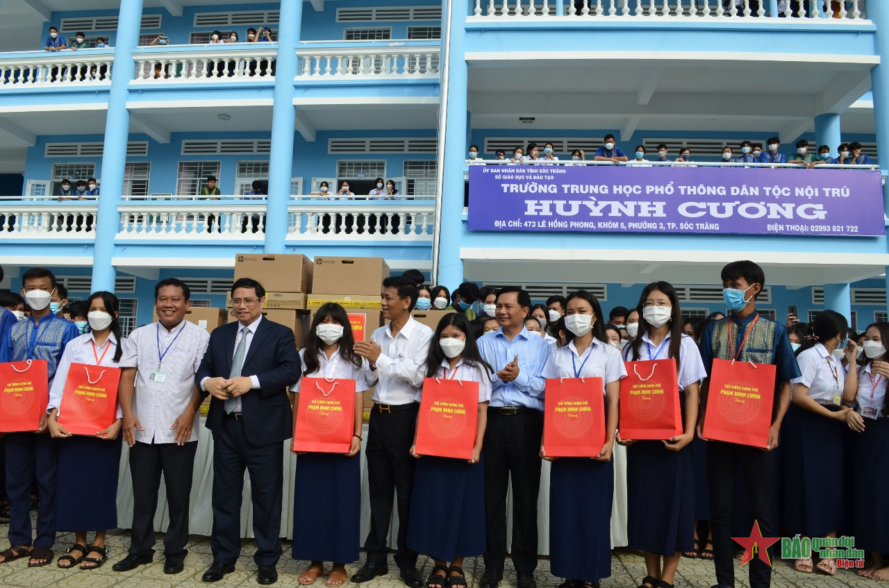 Thủ tướng Phạm Minh Chính thăm, động viên thầy trò Trường Dân tộc nội trú tại Sóc Trăng